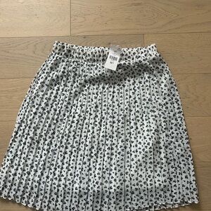 Suzy Shier White Pleated Mini Skirt with Black Floral Print